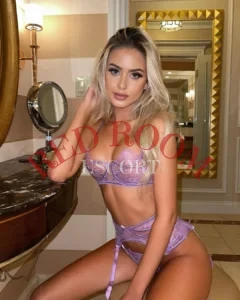Эскортница Фэллон - грудь 3, рост 175 см, вес 58 кг, цвет волос Блондинки