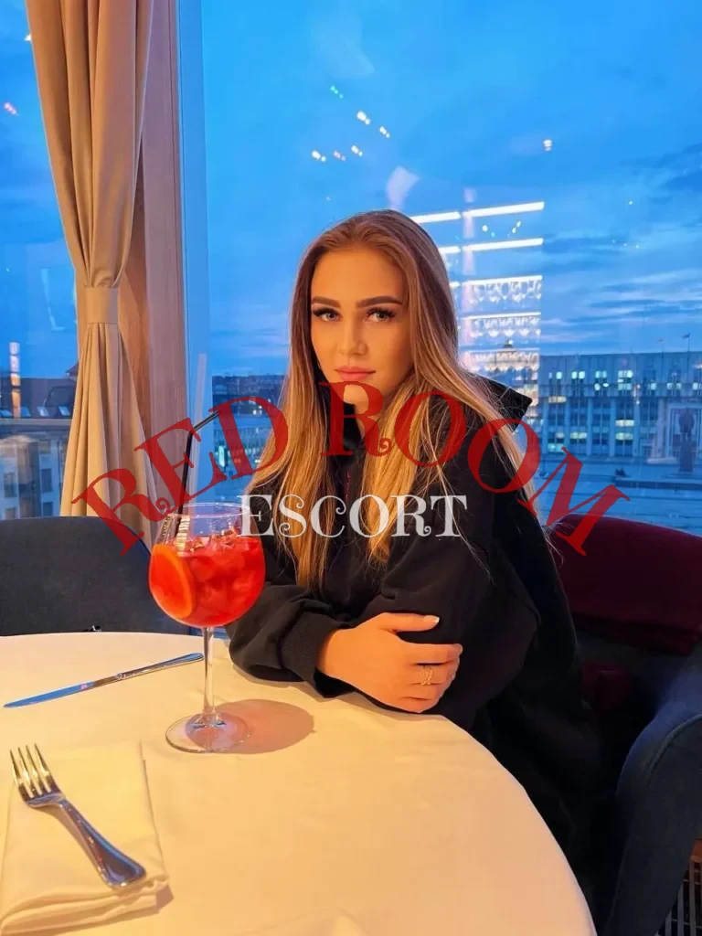 Эскортница Соленн - грудь 1, рост 169 см, вес 59 кг, цвет волос Блондинки