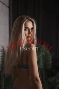 Эскортница Соленн - грудь 1, рост 169 см, вес 59 кг, цвет волос Блондинки