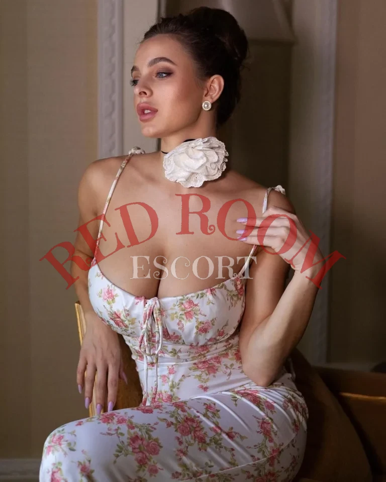 Эскортница Калила - грудь 3, рост 182 см, вес 63 кг, цвет волос Шатенки