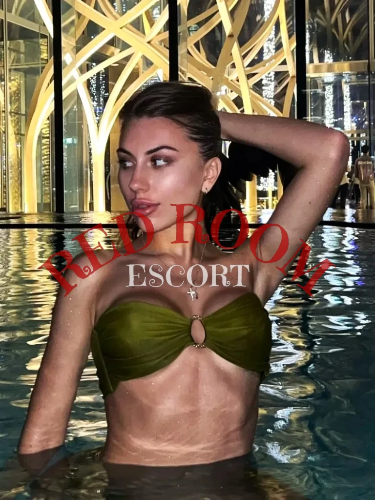 Эскортница Лора - грудь 3, рост 169 см, вес 51 кг, цвет волос Шатенки