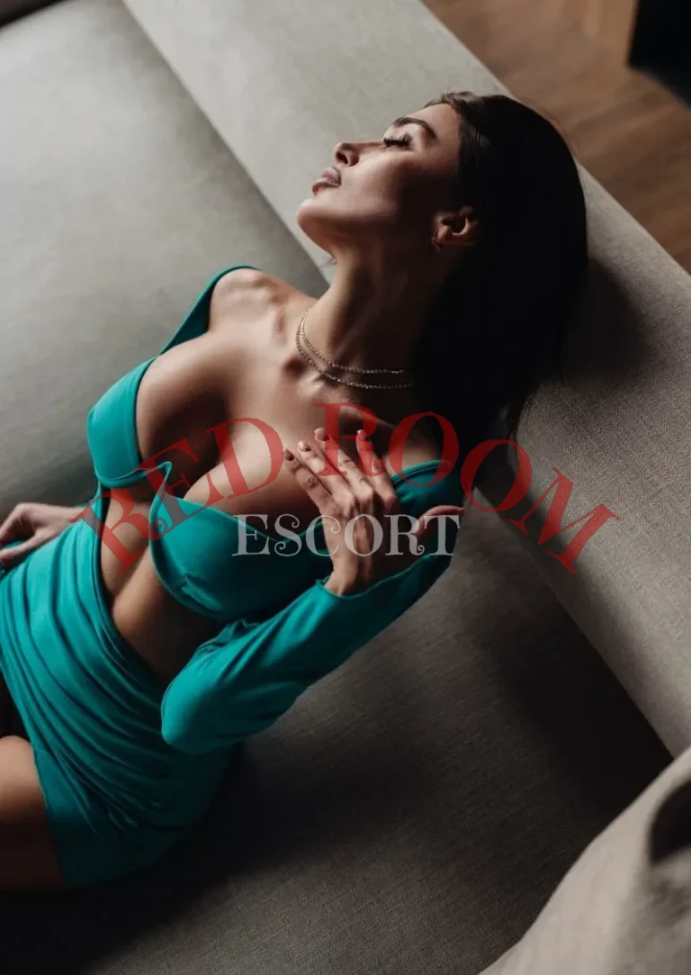 Эскортница Клео - грудь 3, рост 170 см, вес 50 кг, цвет волос Шатенки