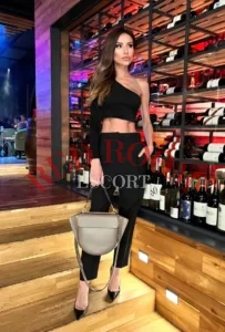 Эскортница Хлоя - грудь 3, рост 173 см, вес 48 кг, цвет волос Шатенки