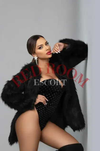 Эскортница Луна - грудь 3, рост 165 см, вес 52 кг, цвет волос Шатенки