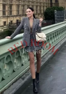 Эскортница Мэдлен - грудь 3, рост 173 см, вес 55 кг, цвет волос Брюнетки