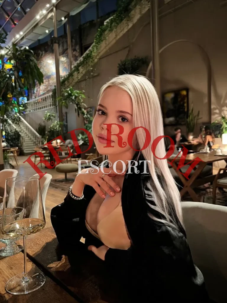 Эскортница Диана - грудь 2, рост 167 см, вес 52 кг, цвет волос Блондинки