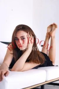 Эскортница Лия - грудь 2, рост 168 см, вес 53 кг, цвет волос Шатенки
