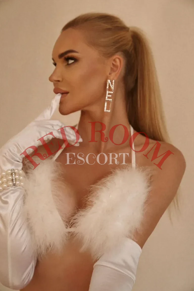 Эскортница Агата - грудь 3, рост 174 см, вес 51 кг, цвет волос Блондинки