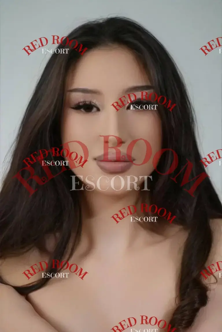 Эскортница Диля - грудь 1, рост 165 см, вес 49 кг, цвет волос Брюнетки