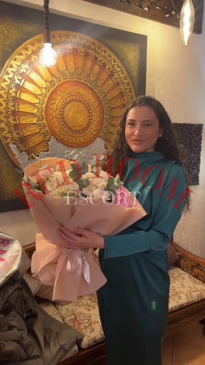 Эскортница Карина - грудь 2, рост 162 см, вес 63 кг, цвет волос Брюнетки