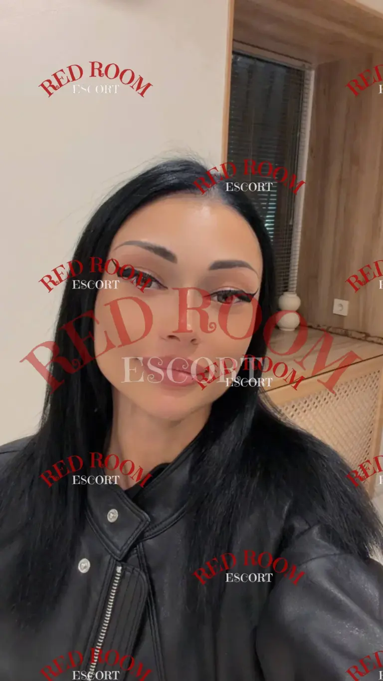 Эскортница Регина - грудь 1.5, рост 162 см, вес 43 кг, цвет волос Брюнетки