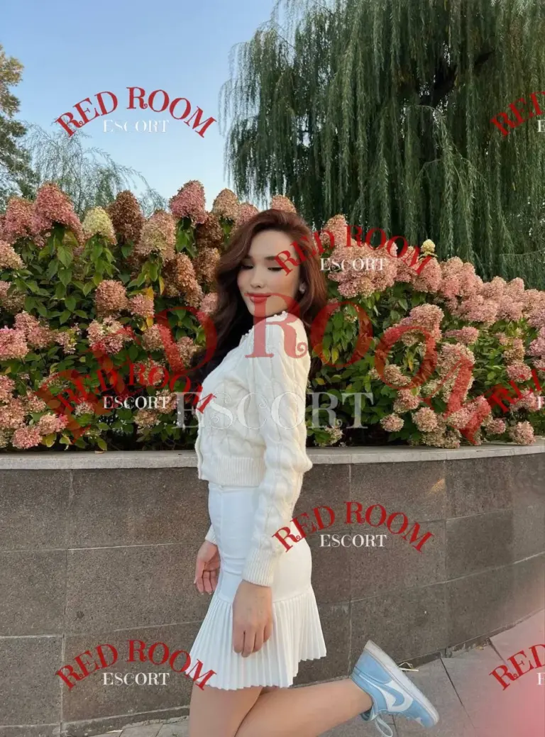 Эскортница Мадина - грудь 2, рост 170 см, вес 50 кг, цвет волос Брюнетки